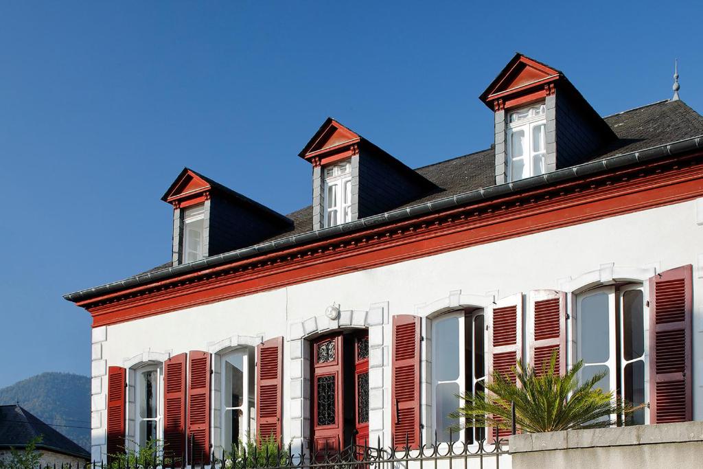 ArudyGaïnaa的白色的建筑,有红色百叶窗和屋顶