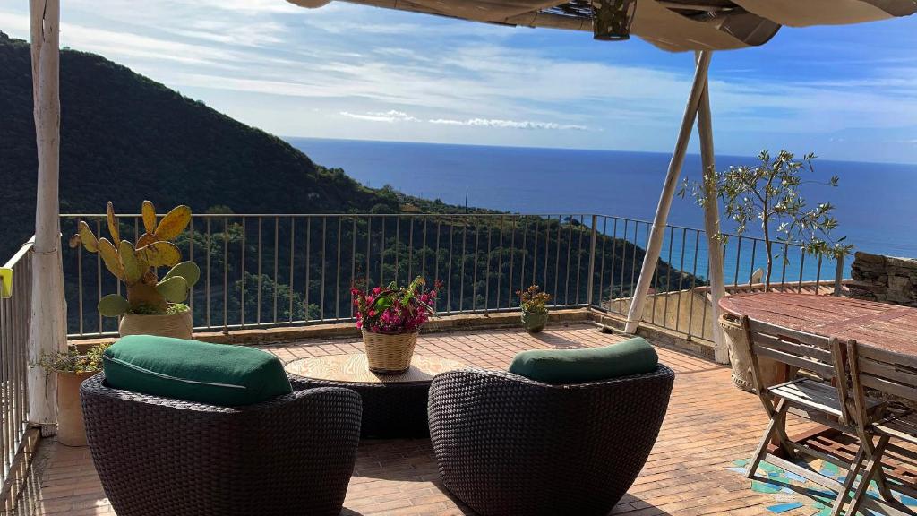 贝尔蒙特卡拉布罗Albergo diffuso Ecobelmonte的一个带桌椅的海景阳台