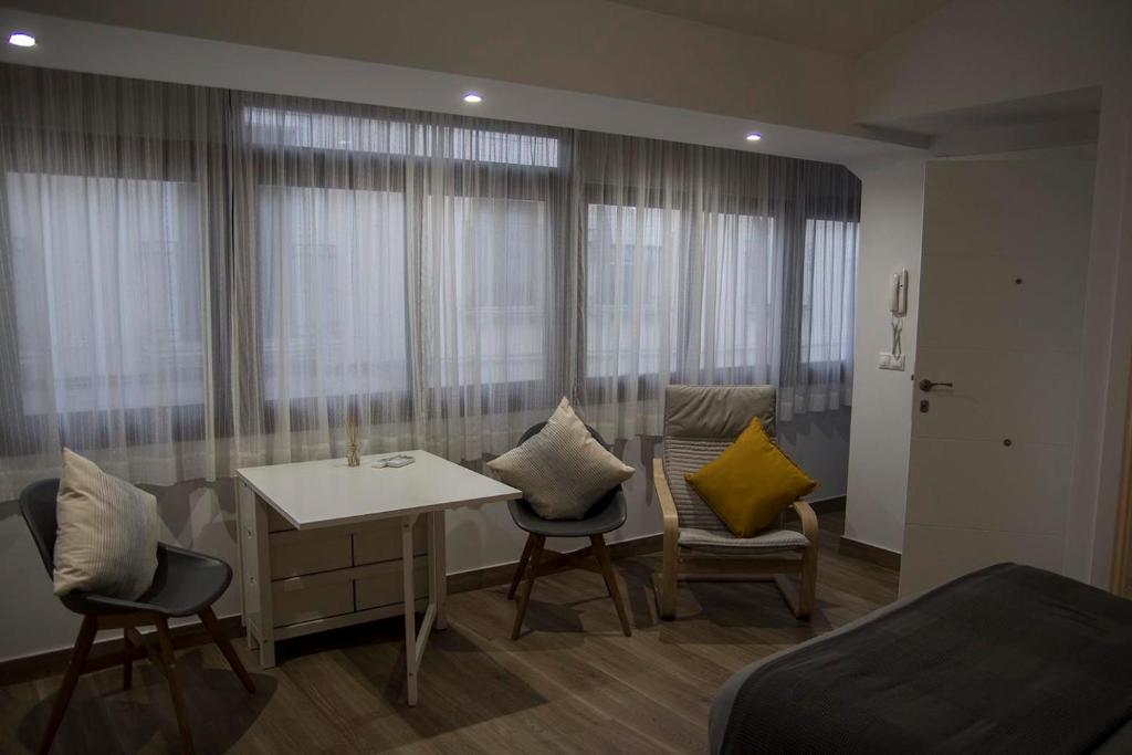 普里埃格·德·科尔多巴Tándem House的配有一张床和一张桌子及椅子的房间