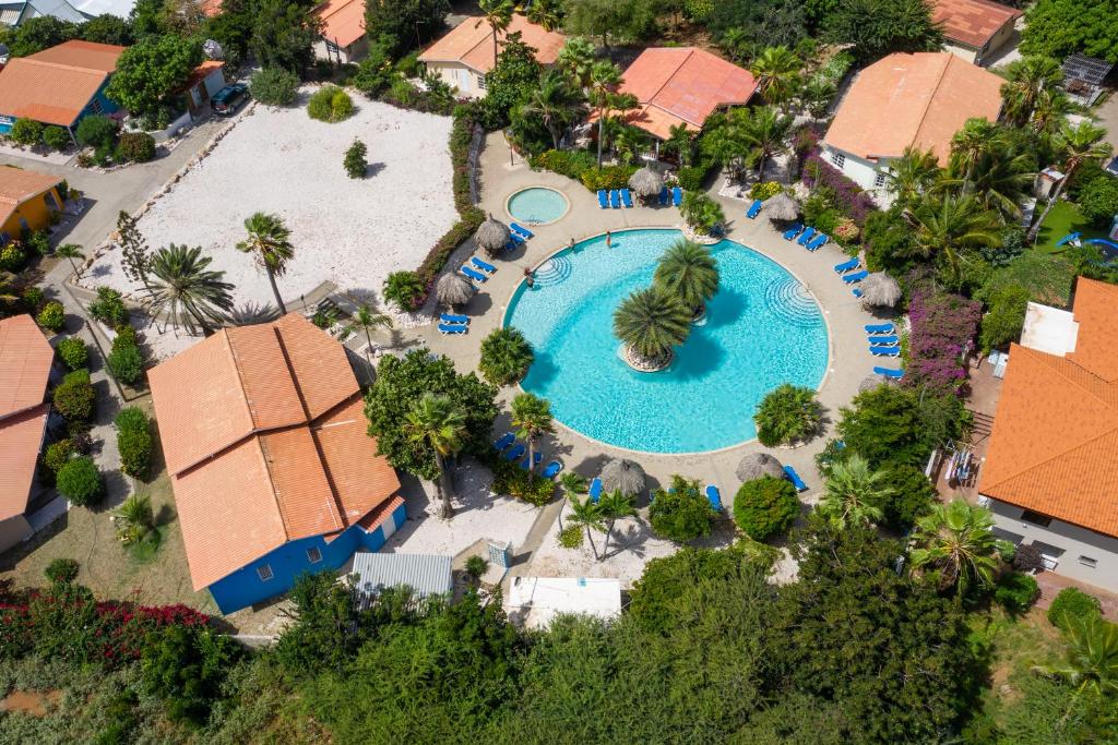 威廉斯塔德Studio at the pool in tropical Resort Seru Coral with privacy and large pool的享有度假村游泳池的顶部景致