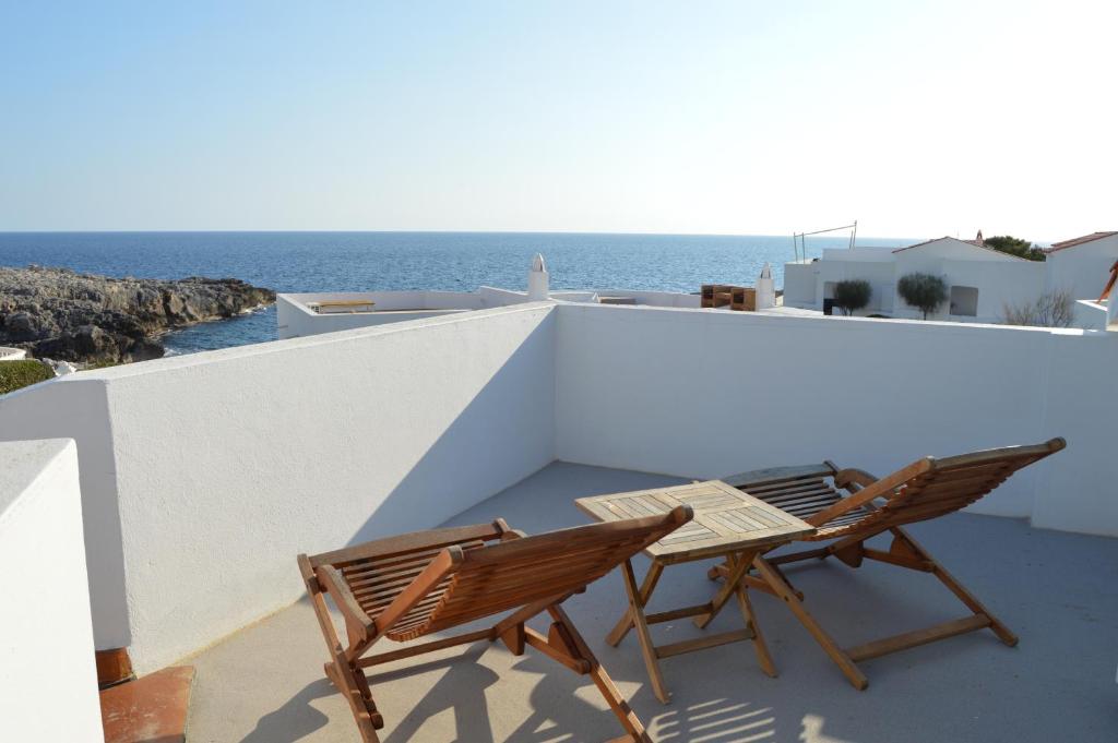 比尼贝卡BINIPARADISE - Villa Excellent的阳台上配有两把椅子和一张桌子,享有海景