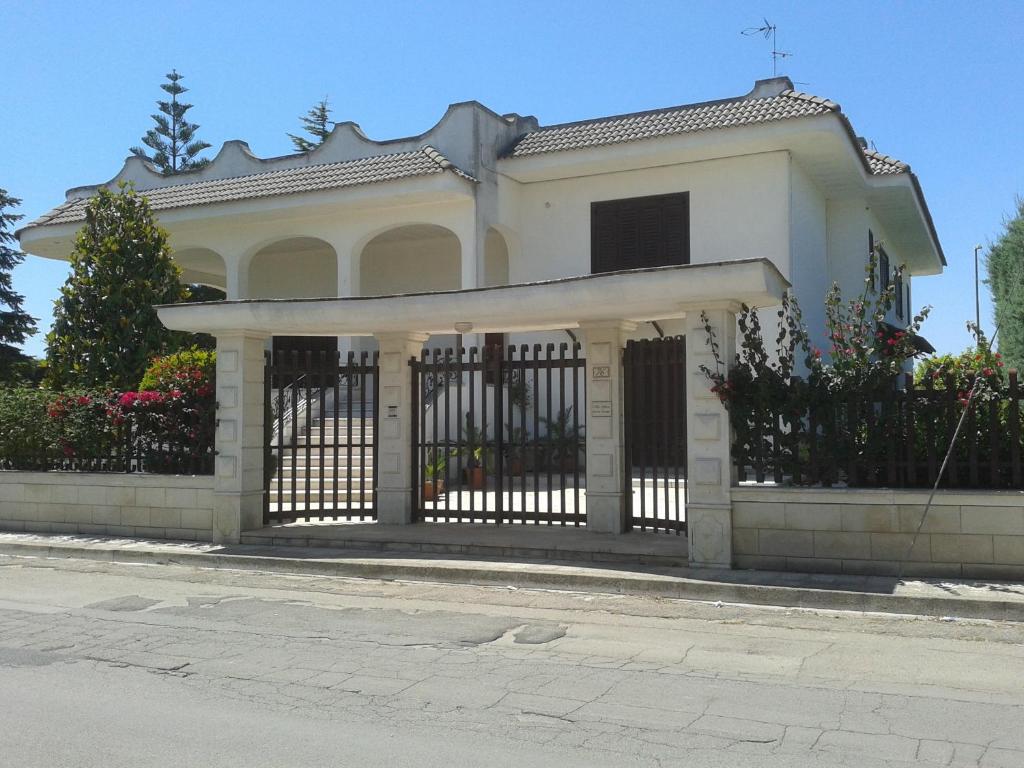 韦列Villa Gloria Bed & Breakfast的前面有门的白色房子