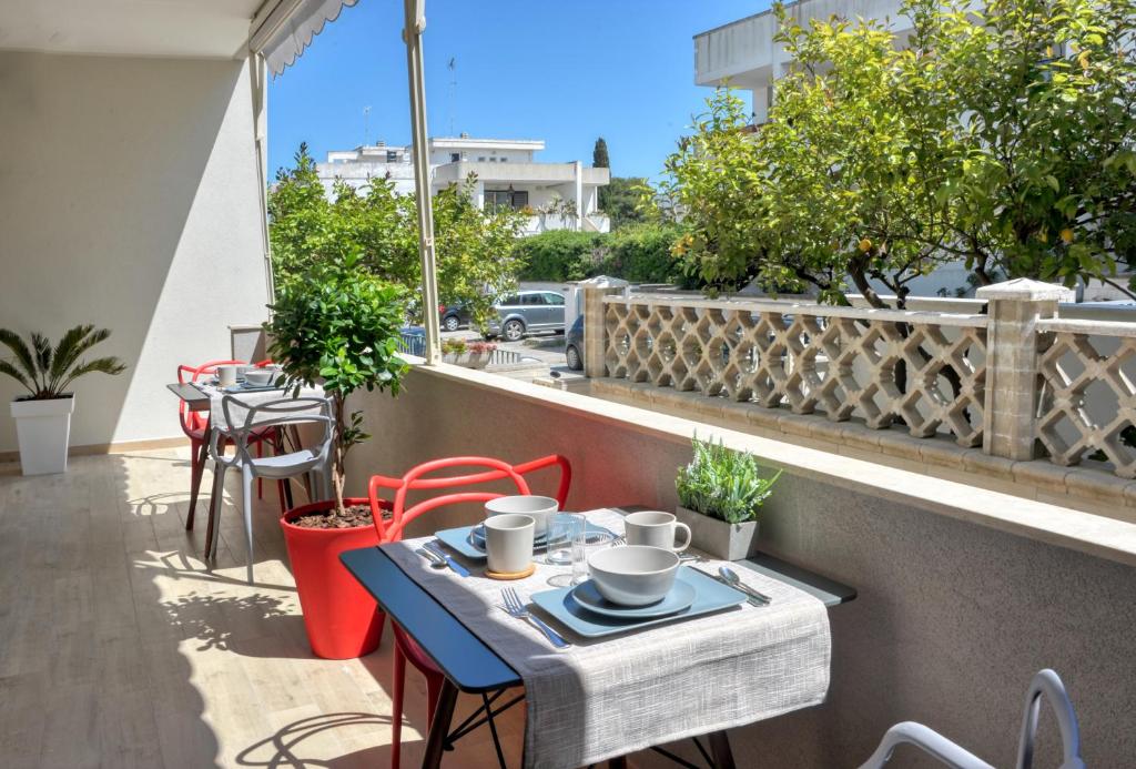 奥特朗托Vele d'Otranto B&B的街景阳台配有桌椅