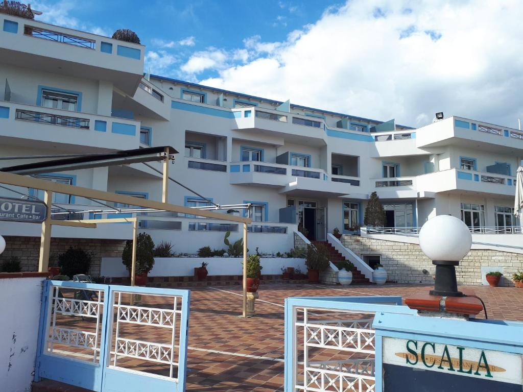 帕拉里亚拉琴Hotel Scala的从停车场可欣赏到酒店的景色