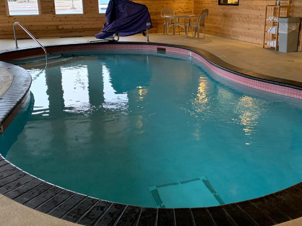 欣克利欣克利戴斯酒店的蓝色房子中的游泳池