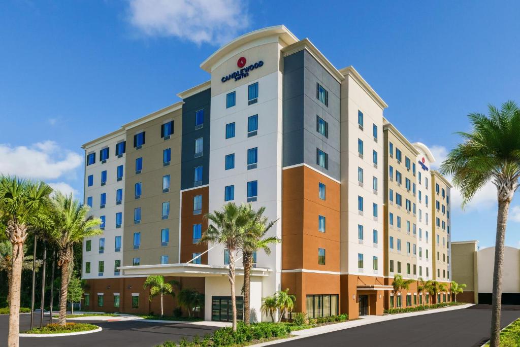 奥兰多Candlewood Suites - Orlando - Lake Buena Vista, an IHG Hotel的棕榈树酒店前方的图片