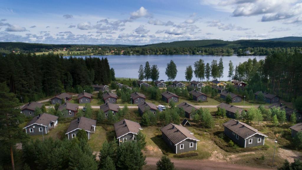 拉达Björnbyn Stugby的享有湖泊附近房屋的空中景致