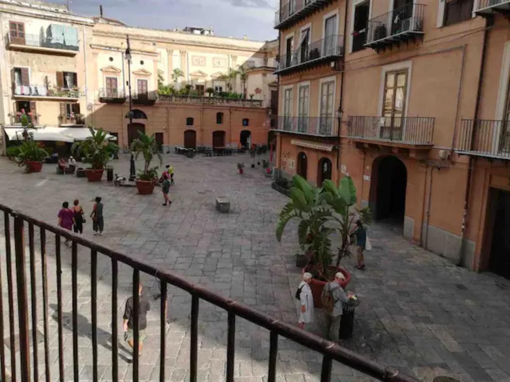 巴勒莫Agorà Sant’anna Apartment的一群人走在庭院周围