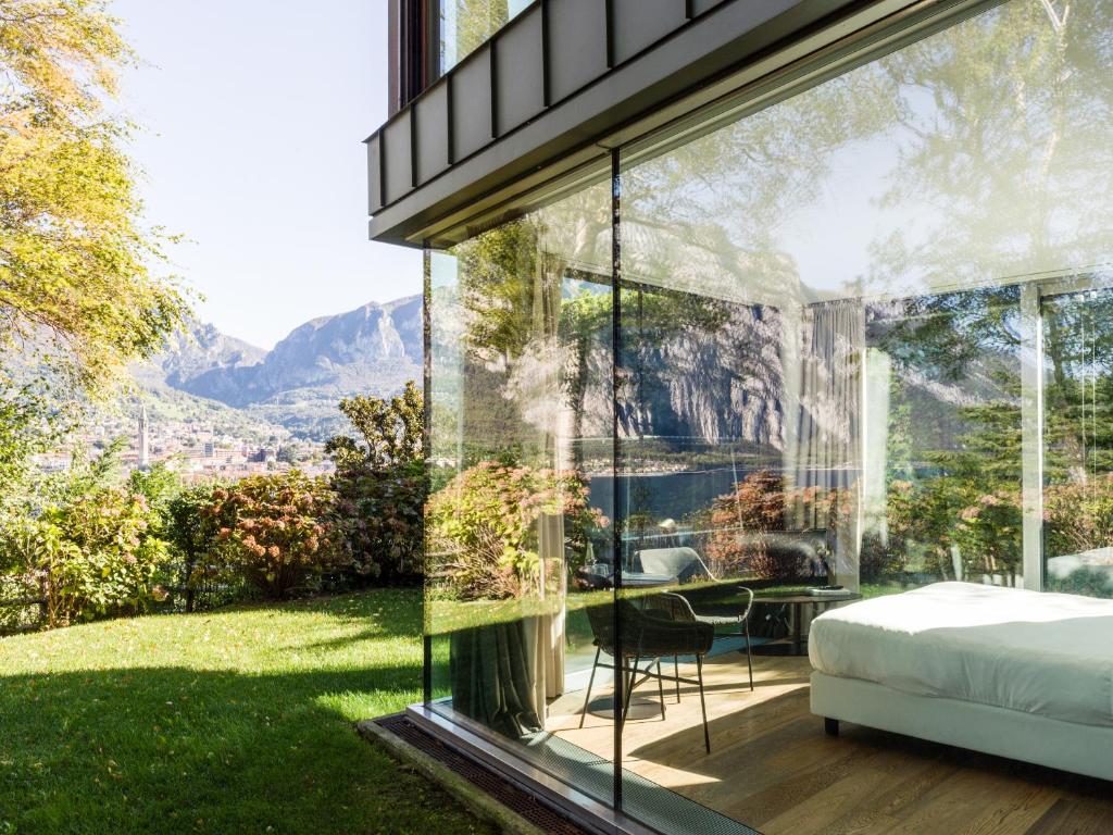 马尔格拉泰卡萨苏拉尔贝洛酒店的卧室设有玻璃,享有山脉美景