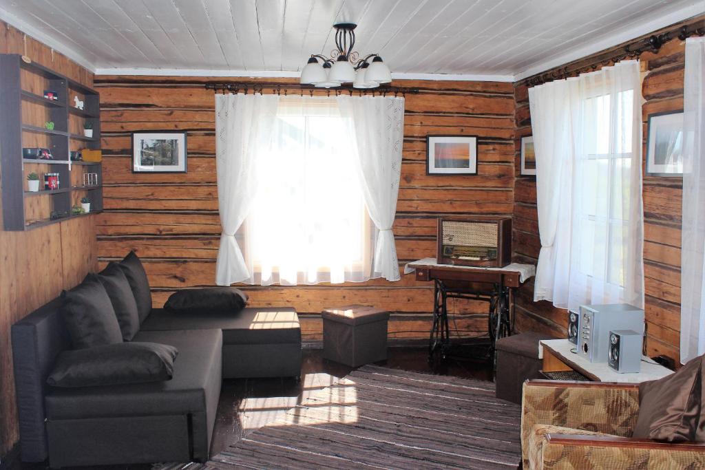 Lauku māja Latgalē - ''Siguldas''的带沙发和窗户的客厅
