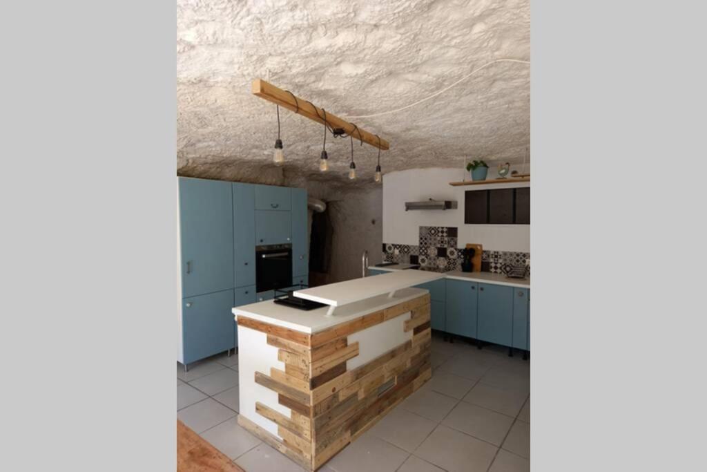武夫赖La Trog'Laudy gîte 4 étoiles au coeur des vignes的厨房配有蓝色橱柜和白色台面