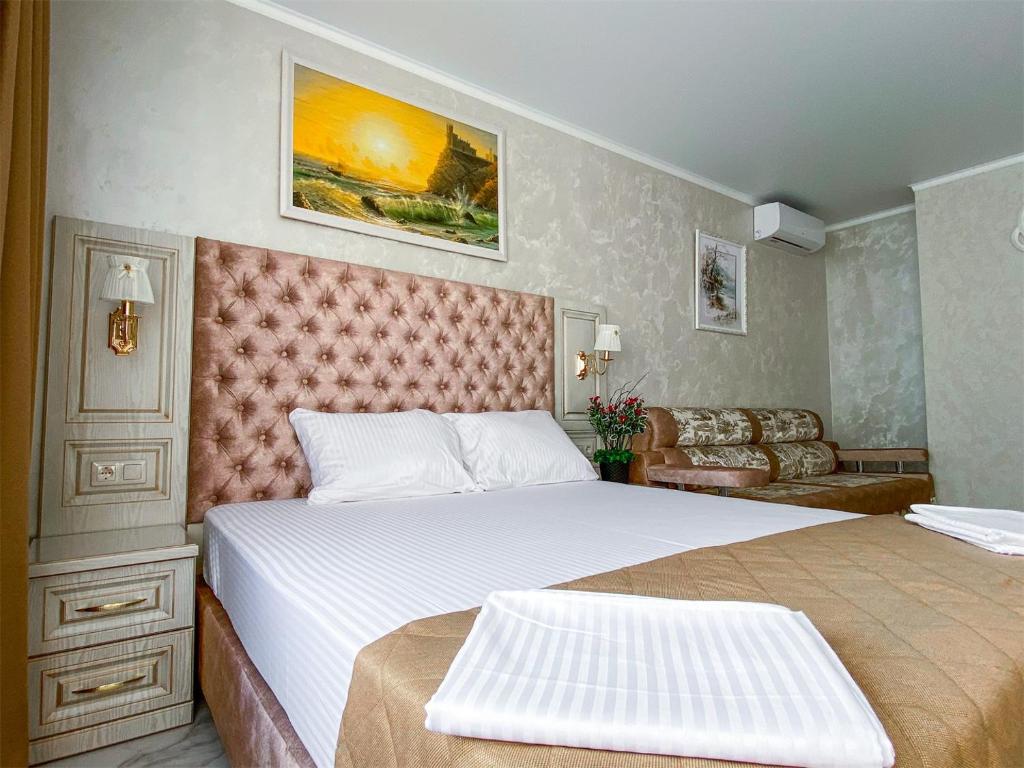 阿德勒Hotel ERMAK的酒店客房,设有两张床和一张沙发