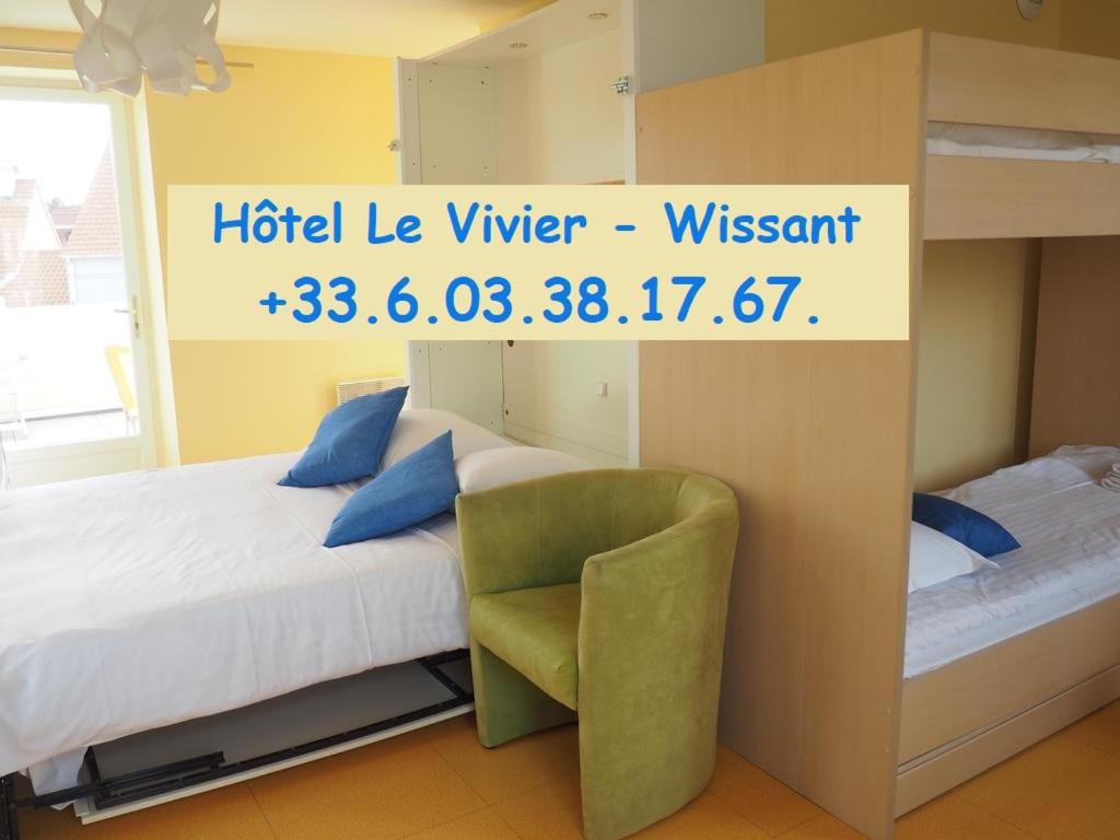 维桑Hôtel Le Vivier WISSANT - Centre Village - Côte d'Opale - Baie de Wissant - 2CAPS的一间卧室配有双层床和椅子