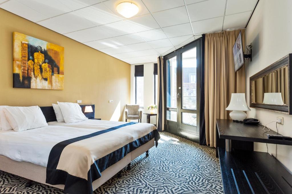 代讷坎普德史特酒店的酒店客房设有一张床和一个大窗户