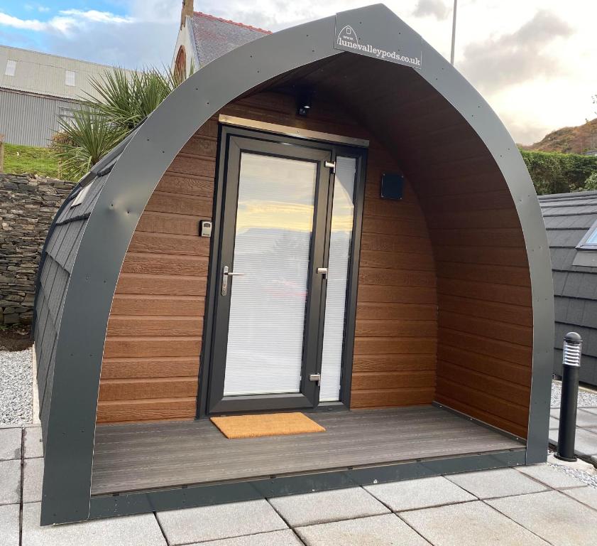 马莱格Mallaig Glamping Pods的拱形入口,通往带门的建筑