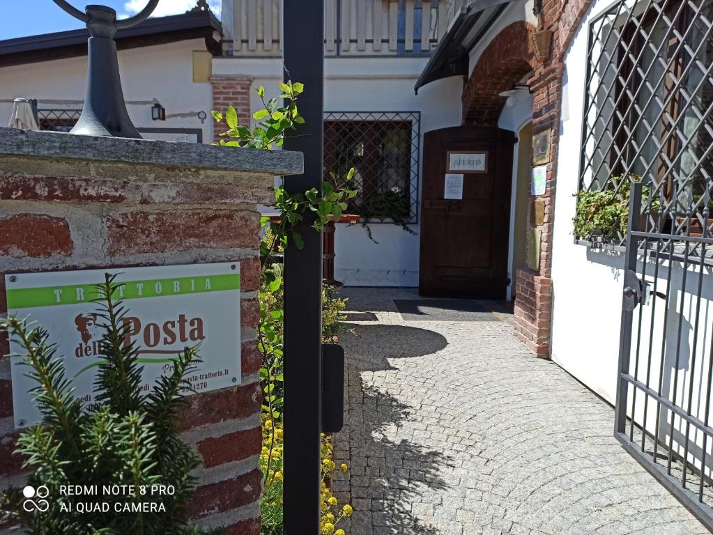 PeveragnoTrattoria della Posta的建筑物前有标志的街道