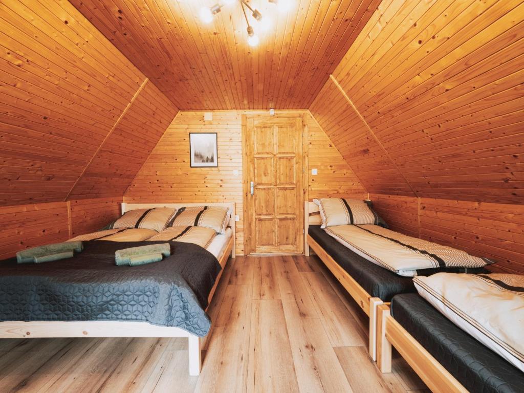 诺茨瓦约Kedvesem Noszvaj的小木屋内带两张床的房间