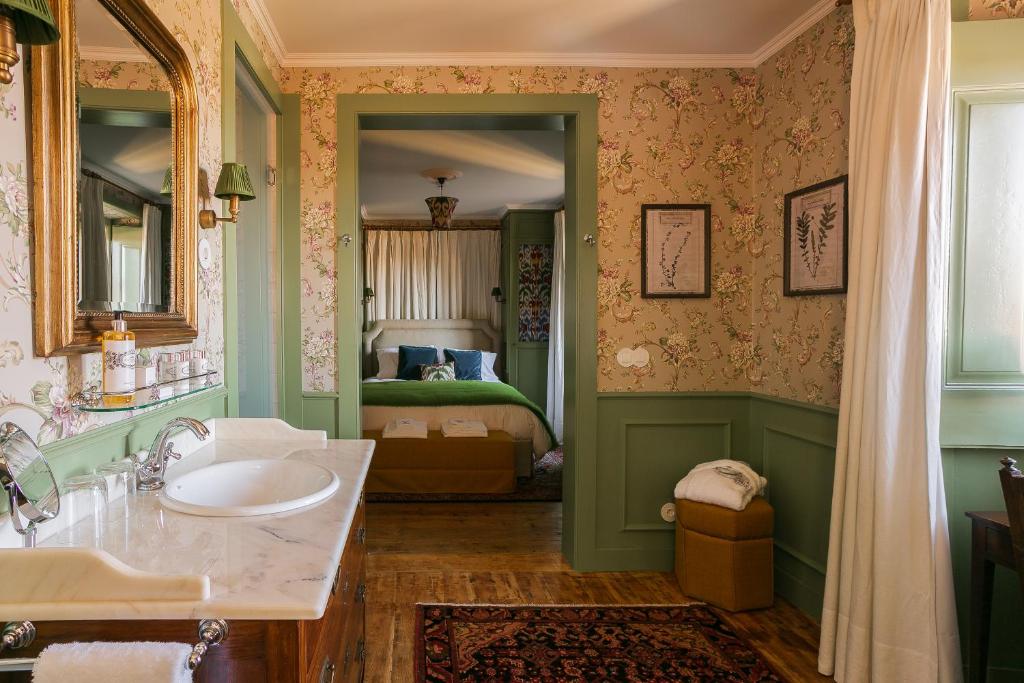 辛特拉Rosegarden House - by Unlock Hotels的一间带水槽的浴室和一间卧室