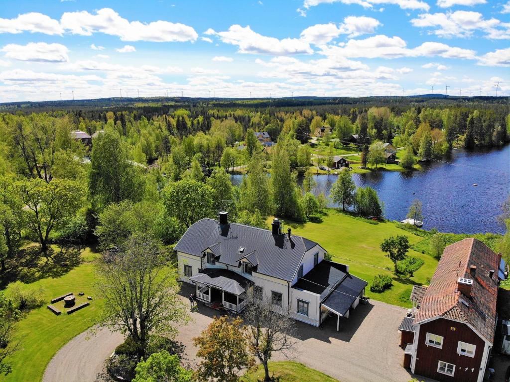 JädraåsSTF Jädraås Herrgård的享有大房子和湖泊的空中景色
