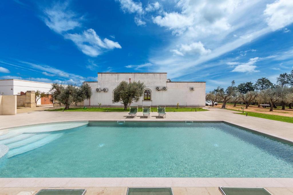 博尔加涅Villa La Paiara by BarbarHouse的大楼前的游泳池