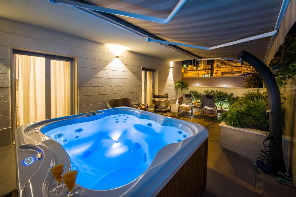 斯普利特Amaris luxury apartments的客房内的大蓝色浴缸