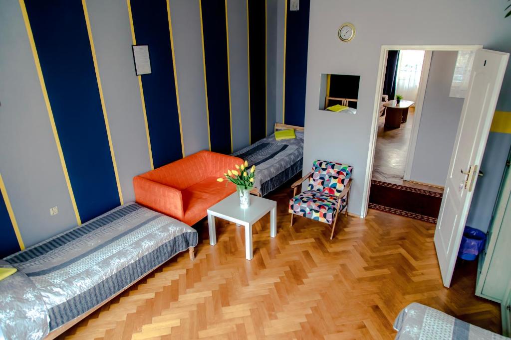 卢布林Centrum 51的客厅配有沙发和椅子
