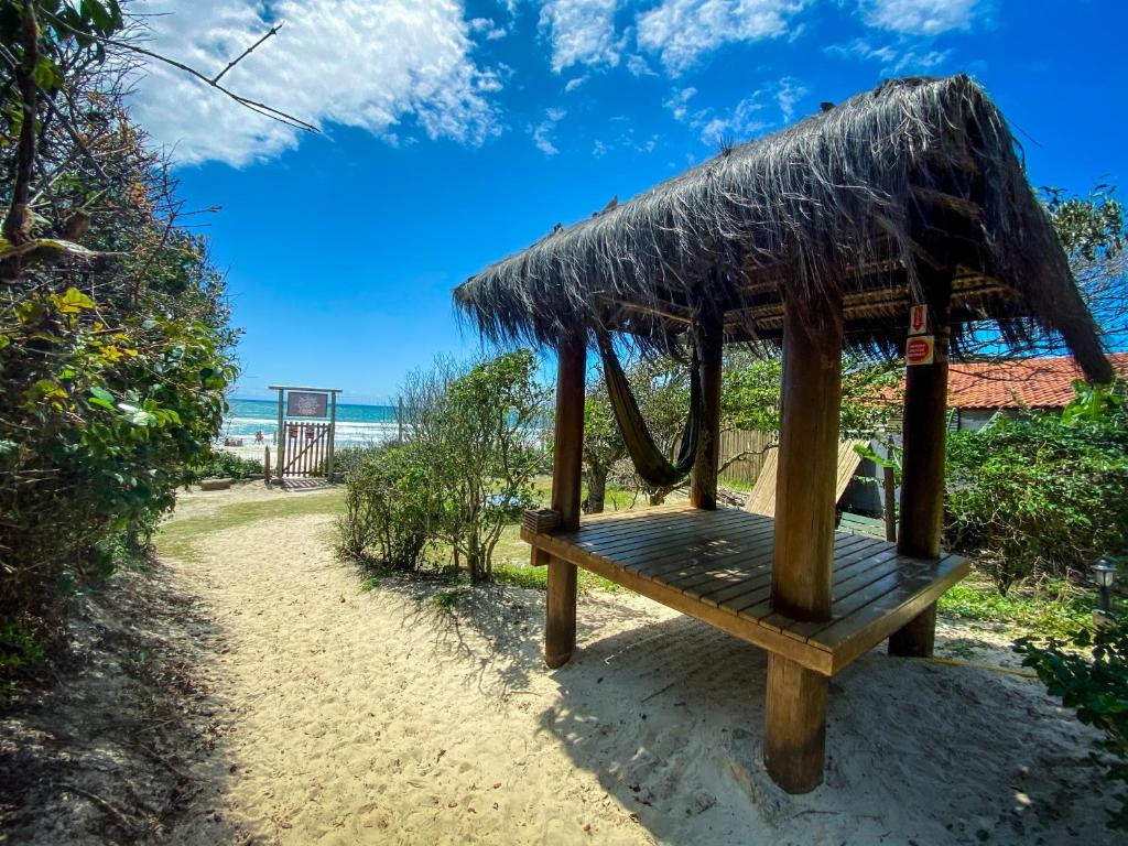 弗洛里亚诺波利斯The Search House的海滩上带草屋顶的长凳