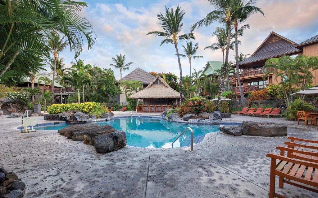 科纳温德姆科纳夏威夷度假酒店的棕榈树度假村的游泳池