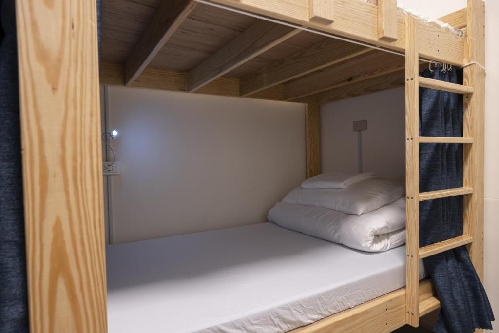 小琉球岛島氮潛水背包客棧 PlayfulDiveClub的客房内的两张双层床