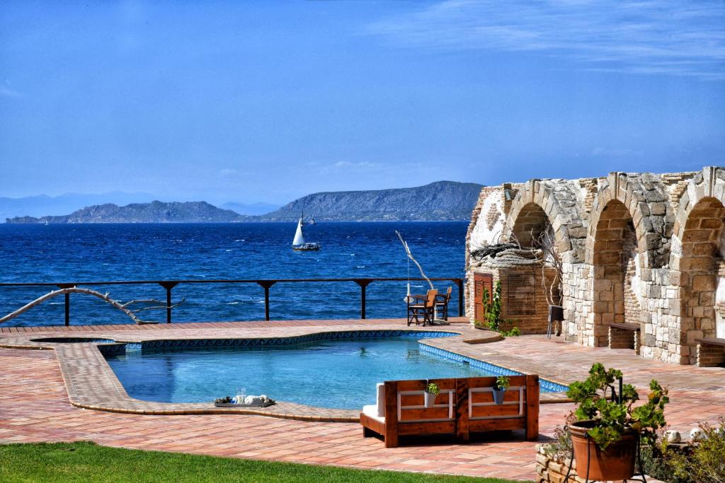 PosidhoníaLuxurious Villa by the sea的海景游泳池