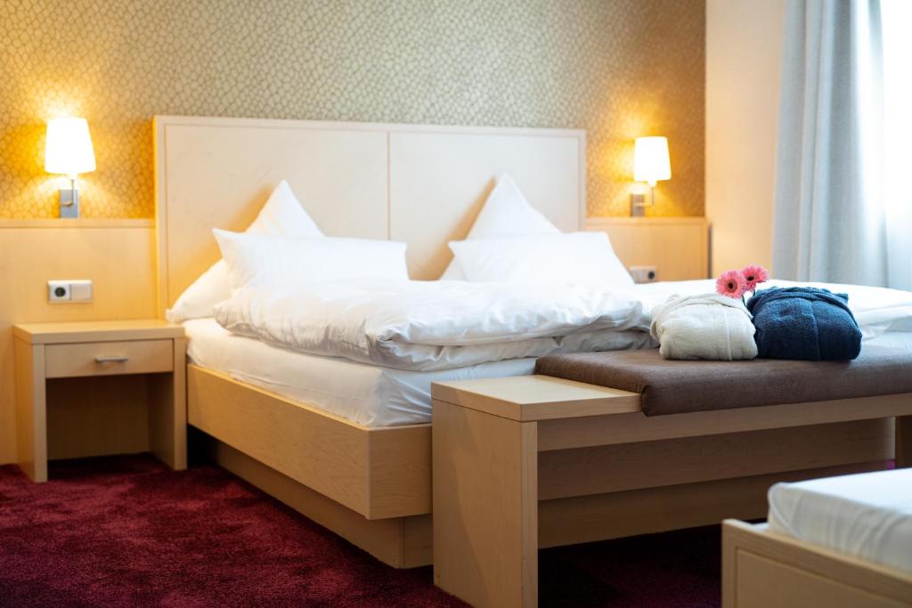 维林根伯格科隆兰德豪斯旅馆的酒店的客房 - 带2张带白色枕头的床