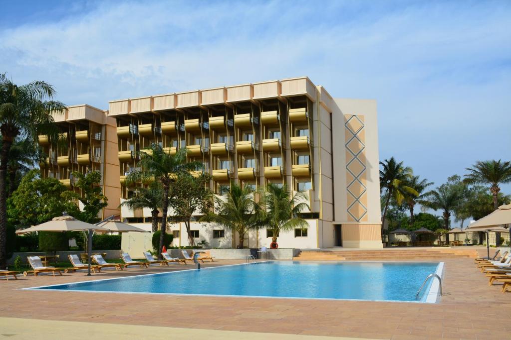 比绍Hala Hotel & Aqua Park的大楼前设有游泳池的酒店