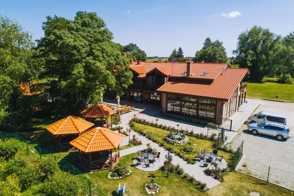VenckaiVenckai Venckuose的享有带庭院和停车场的房屋的顶部景致