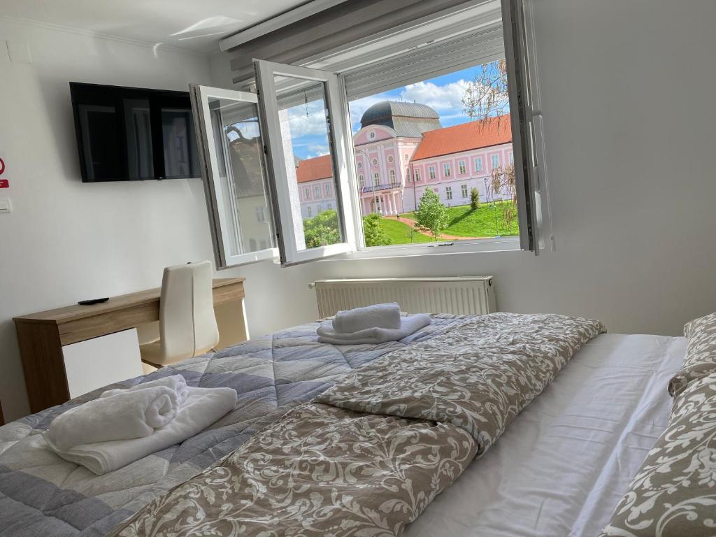 维罗维蒂察Apartman Edita的一间卧室设有一张床和一个大窗户