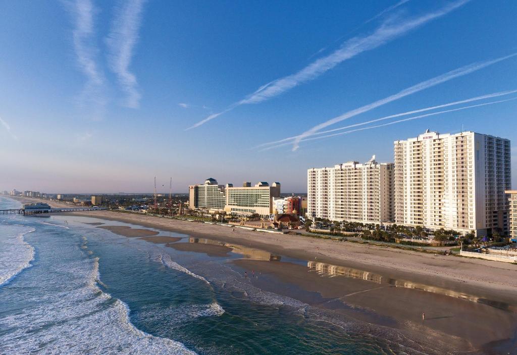 代托纳海滩Ocean Walk Resort的享有海滩、建筑和大海的景色