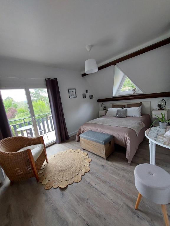 MontaiguLe relais globe trotteur的一间卧室设有一张床和一个大窗户