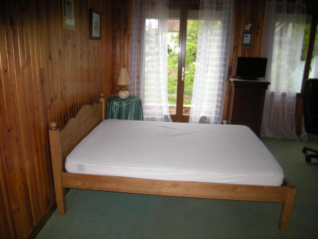 Les Clérimoisle clermontain的一张带白色床垫的床