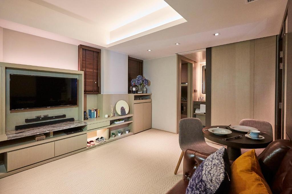 香港Princeton Residence的客厅配有电视和桌椅