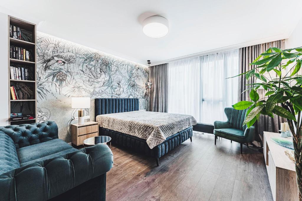 卢布林Apartament SPA Lublin Centrum的一间卧室配有一张床,客厅配有沙发