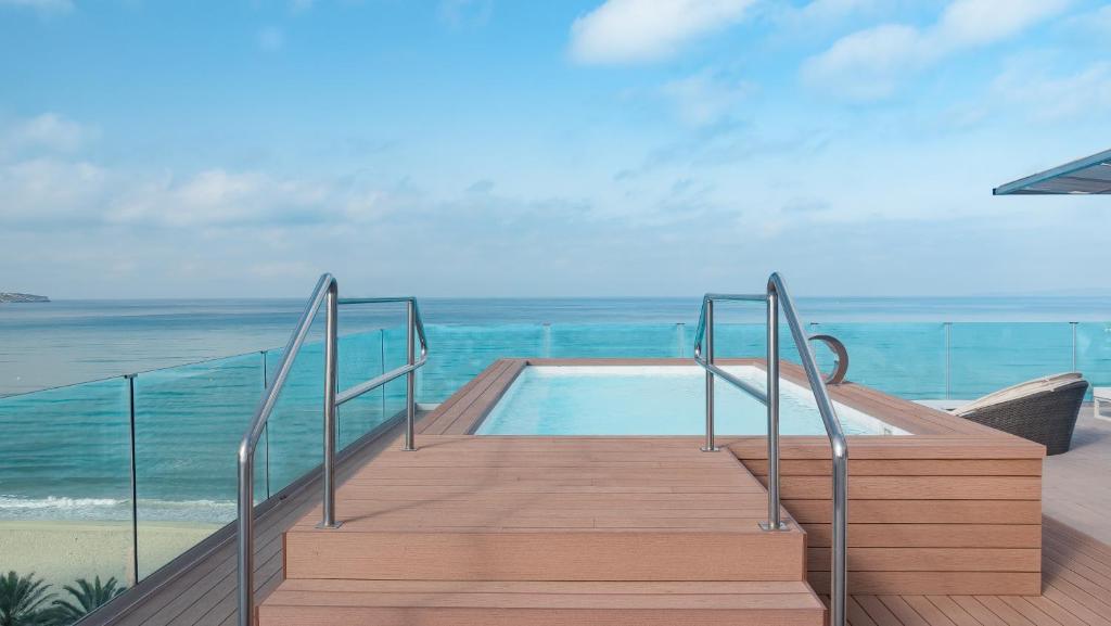 帕尔马海滩尼格若思克酒店 - 仅限成年人的通往海边游泳池的楼梯