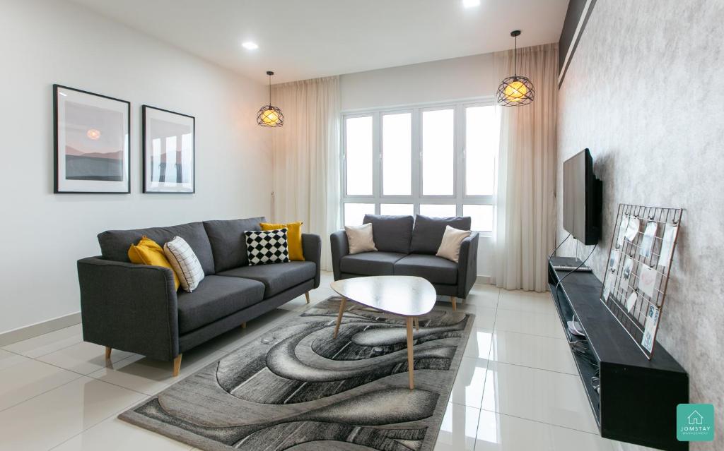 怡保Jomstay Octagon Duplex Penthouse Ipoh Town的客厅配有沙发和桌子
