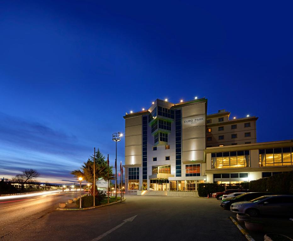 伯萨Euro Park Hotel Bursa Spa & Convention Center的夜间停车的建筑物