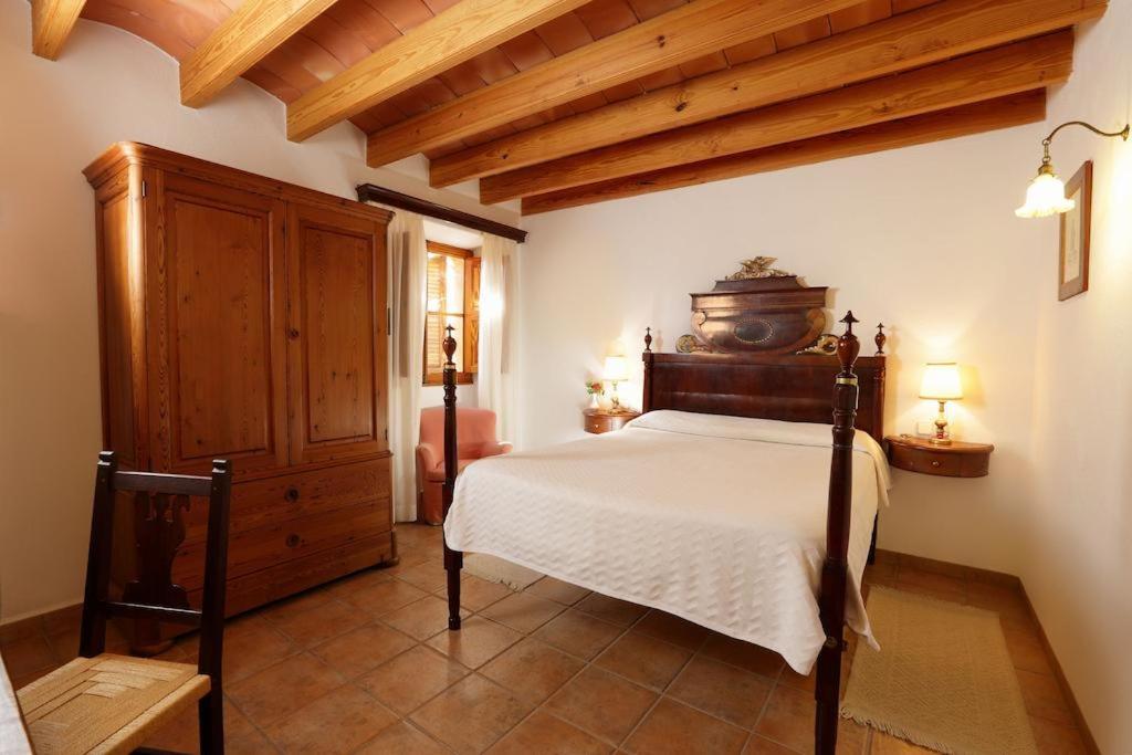 卡尔维亚森马莱洛酒店的一间卧室配有一张床和一个木制橱柜