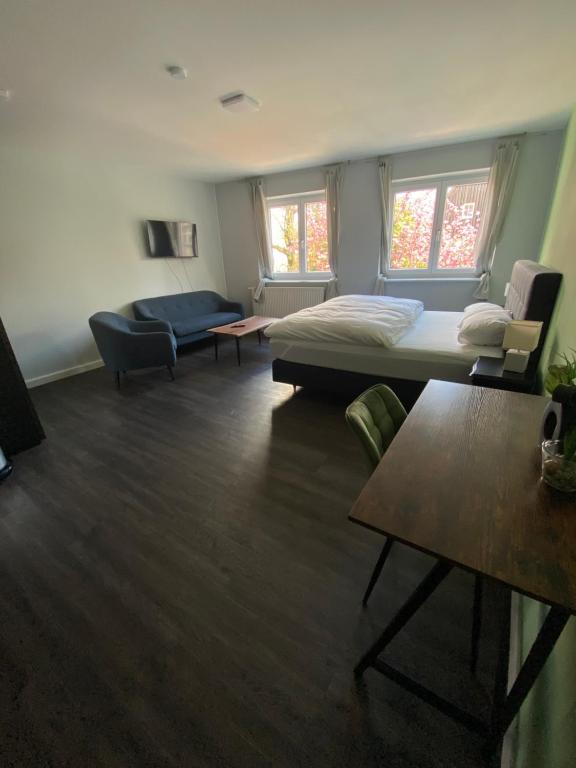 梅明根JG Hotel Memmingen的客厅配有床和沙发
