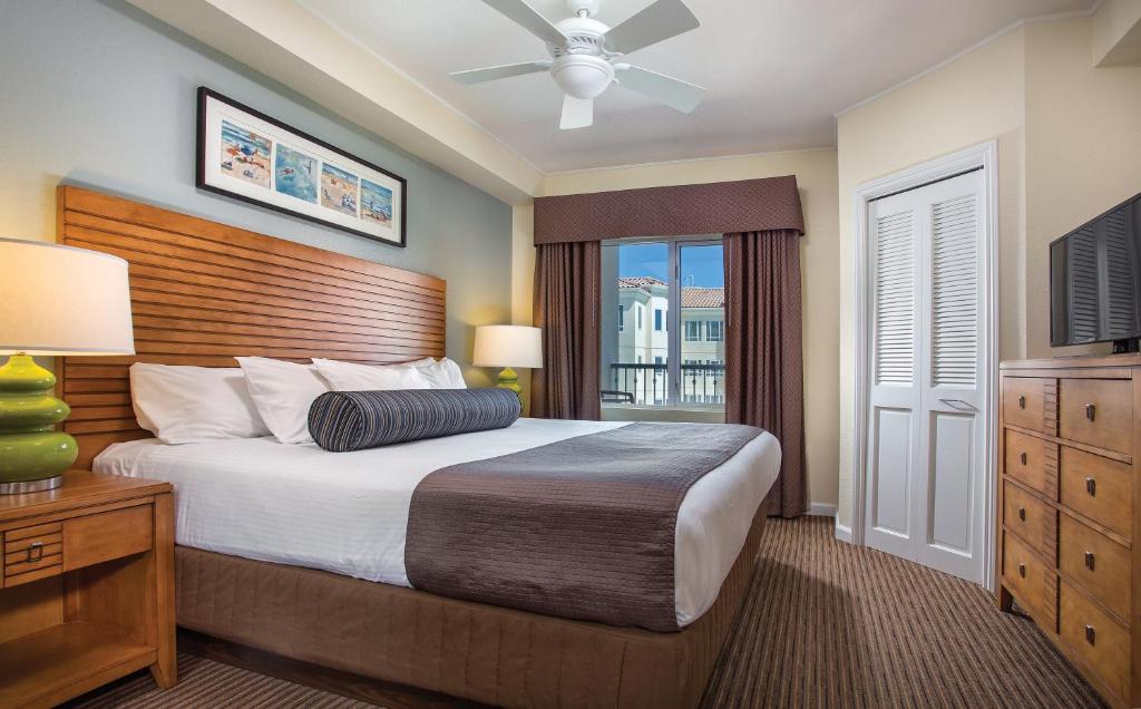 奥欣赛德Club Wyndham Oceanside Pier Resort的一间卧室设有一张大床和一个窗户。