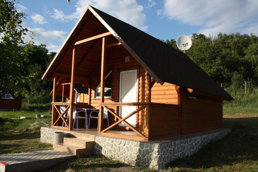 Krasnaya SlobodkaШафран的小木屋设有倾斜的屋顶和门廊