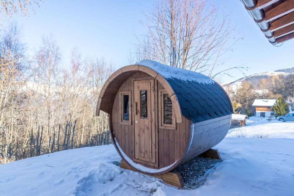 南达Chalet Pierre Blanche的雪中的小木狗屋