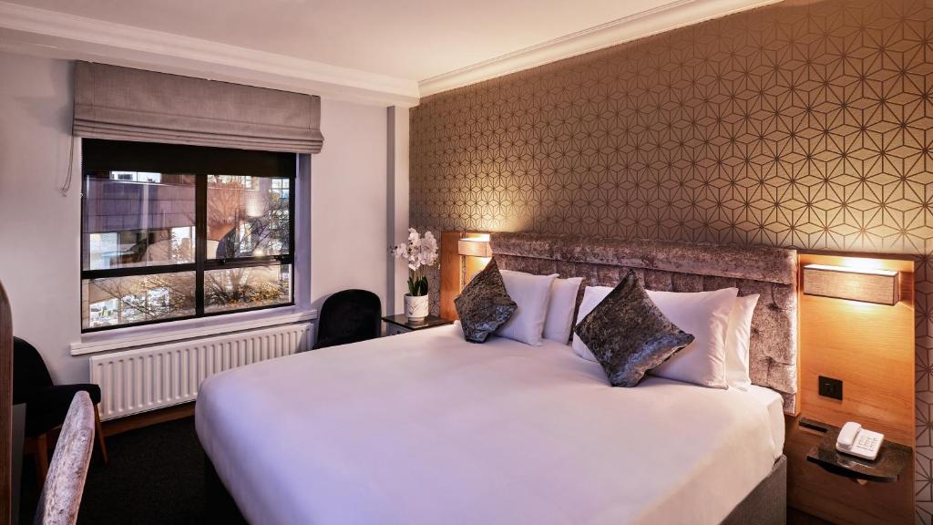 都柏林Handel's Hotel的一间设有大床和窗户的酒店客房