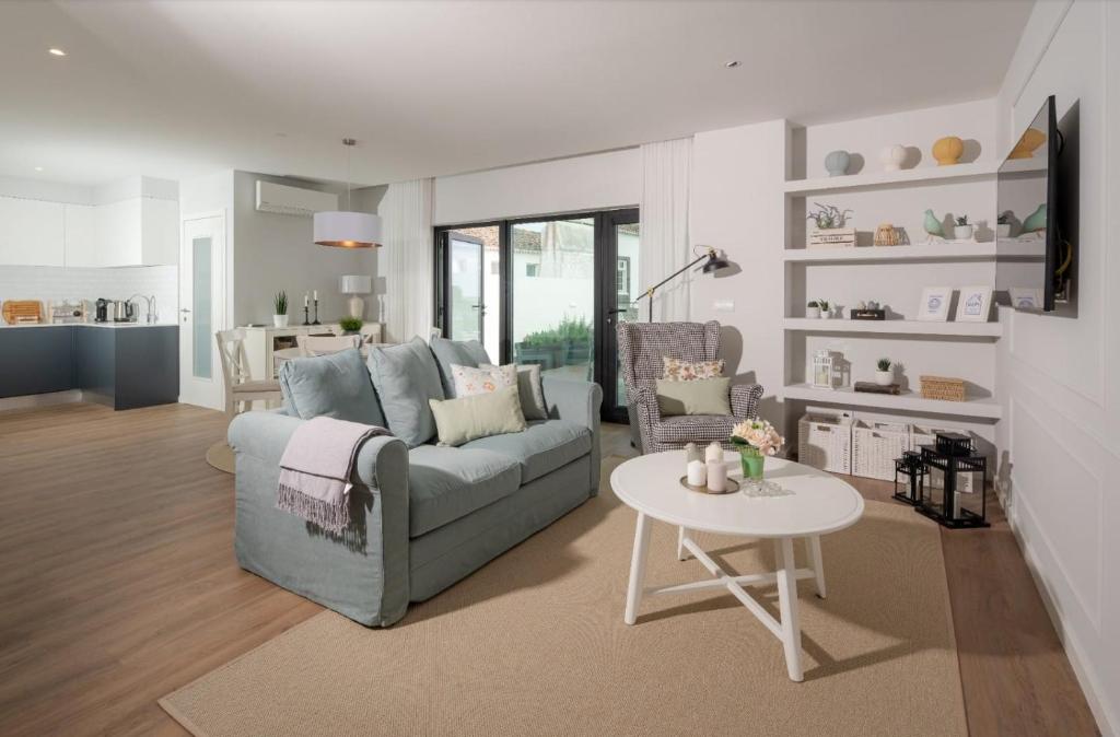 蓬塔德尔加达Simple&Charming Guest Apartment的客厅配有沙发和桌子