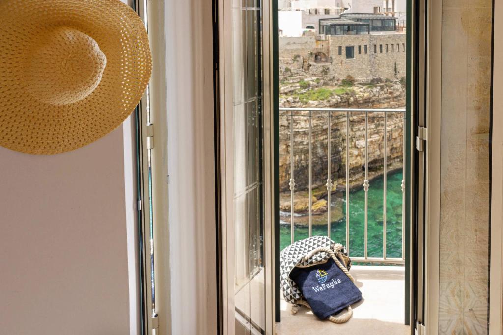 滨海波利尼亚诺WePuglia - Sogno Blu的客房设有海景窗户。